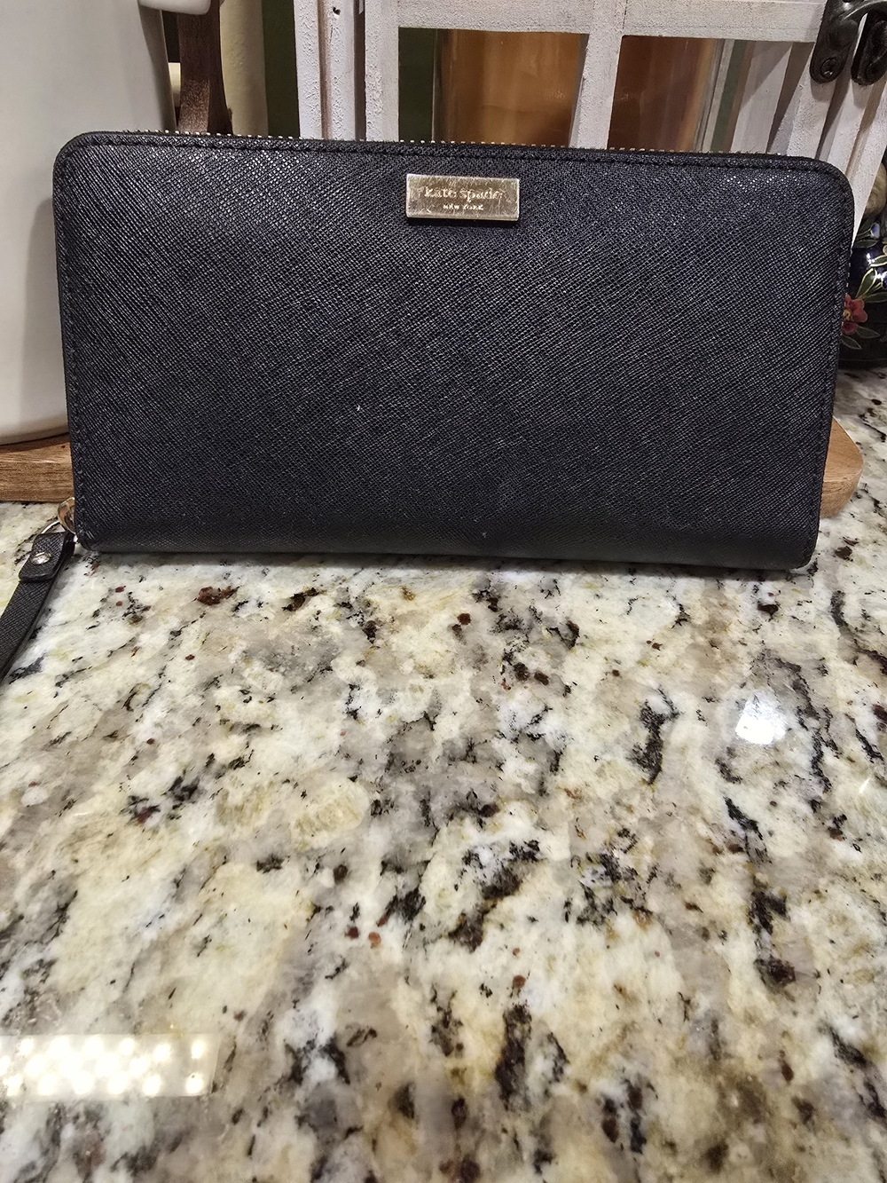 🔥 kate spade Black Textured Leather Zip Wallet with Gold Plaque